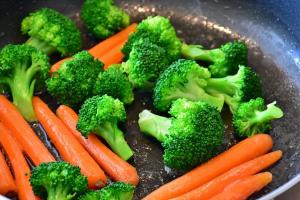 Brokkoliból is készíthetünk - Saláta ízletes és egészséges zöldségekkel – ízletes salátát.